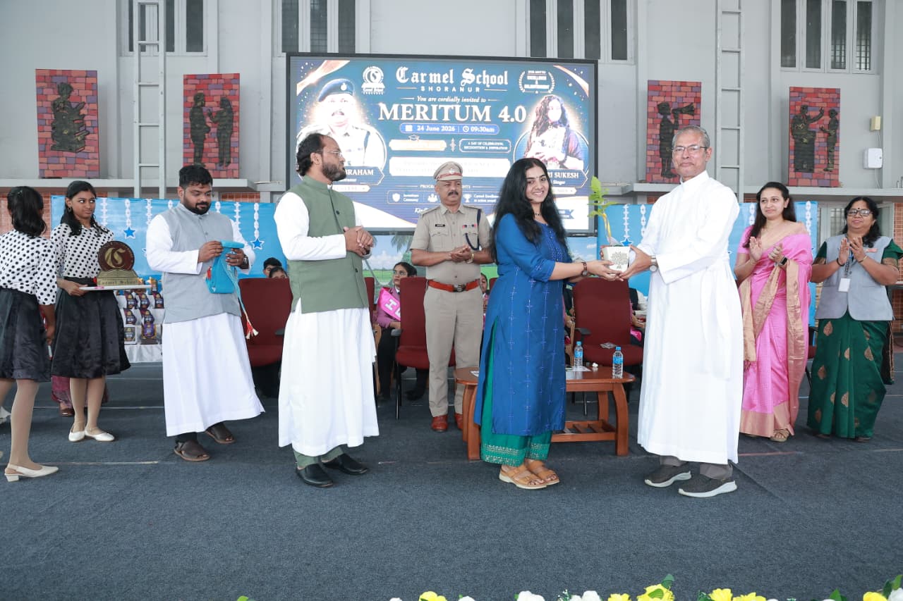 Sarvasri Sukesh receiving a memento at Meritum 4.0, Carmel School
