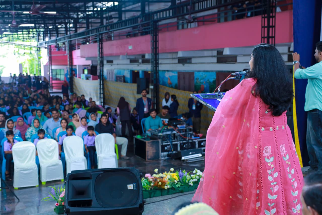 Sarvasri Sukesh addressing a large audience from the podium