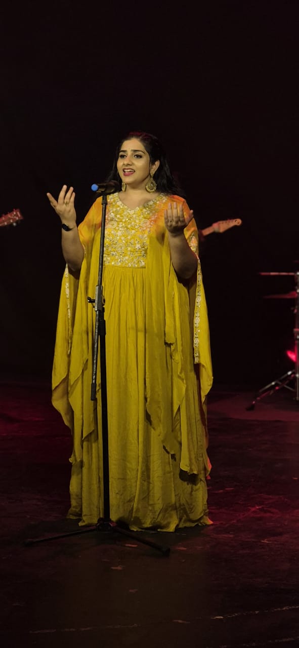 Sarvasri Sukesh performing live in a yellow gown