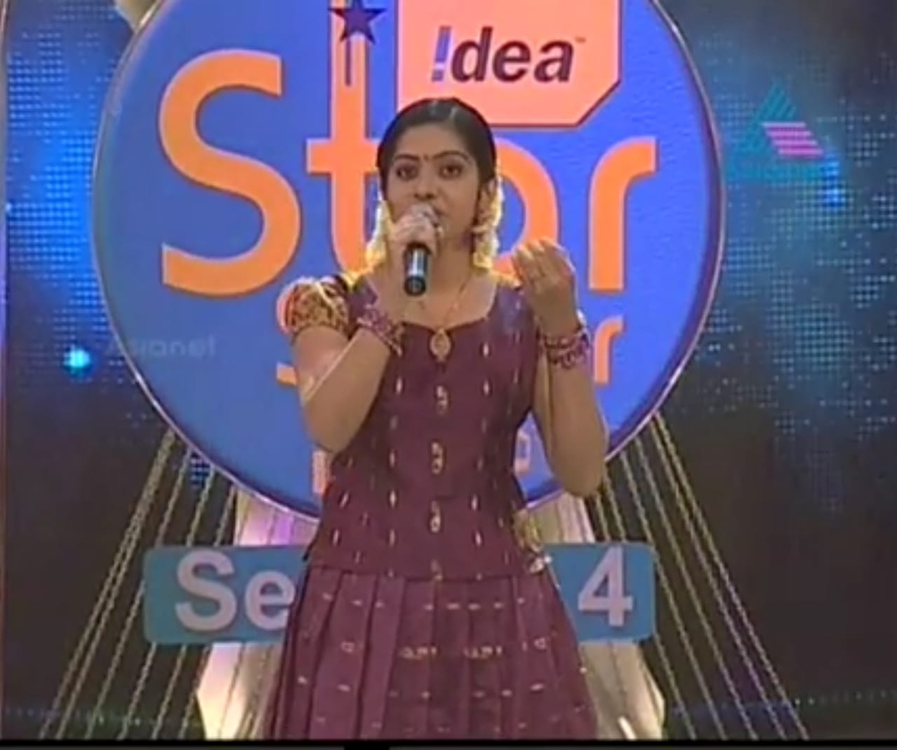 Sarvasri Sukesh singing on Idea Star Singer Season 4 stage